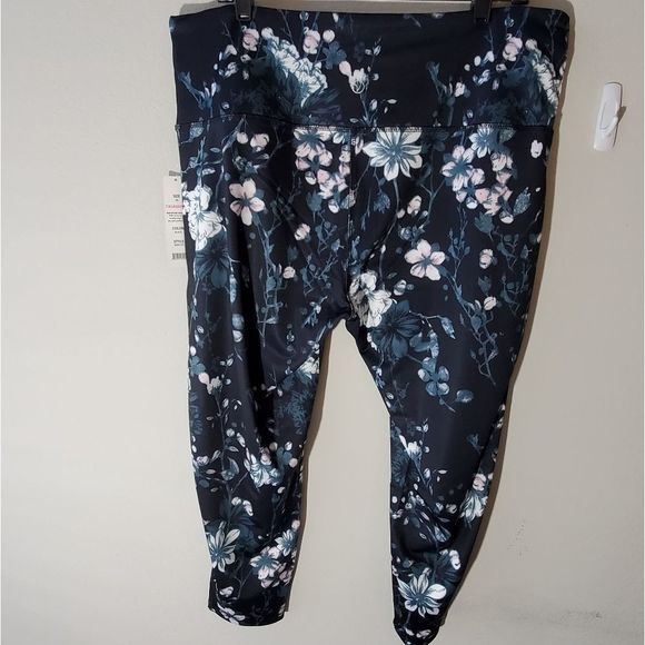 Vogo Athletica floral capri active leggings‎ plus - Picture 5 of 7